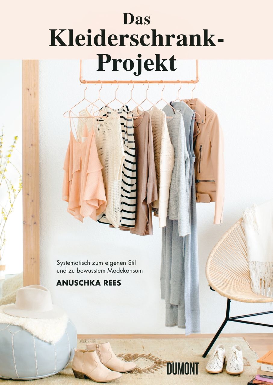 Buchcover: "Das Kleiderschrank-Projekt". Kleidung an Kleiderbügeln, Hut, Stuhl. Text: Anuschka Rees, Dumont.