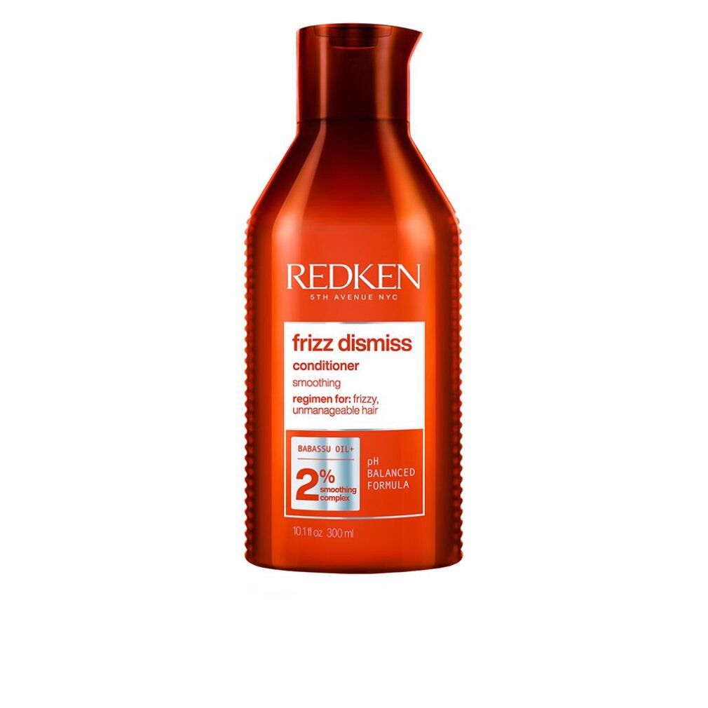 Rote Flasche Redken Frizz Dismiss Conditioner. Weißes Etikett mit Produktnamen und Details. 2% Smoothing Complex.