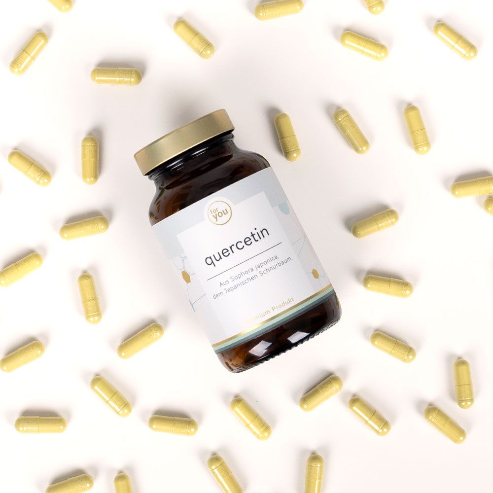 Braune Glasflasche mit goldfarbenem Deckel und Kapseln. Etikett mit "for you" und "quercetin". Text: Aus Sophora japonica, dem Japanischen Schnurbaum. Kapseln verstreut.