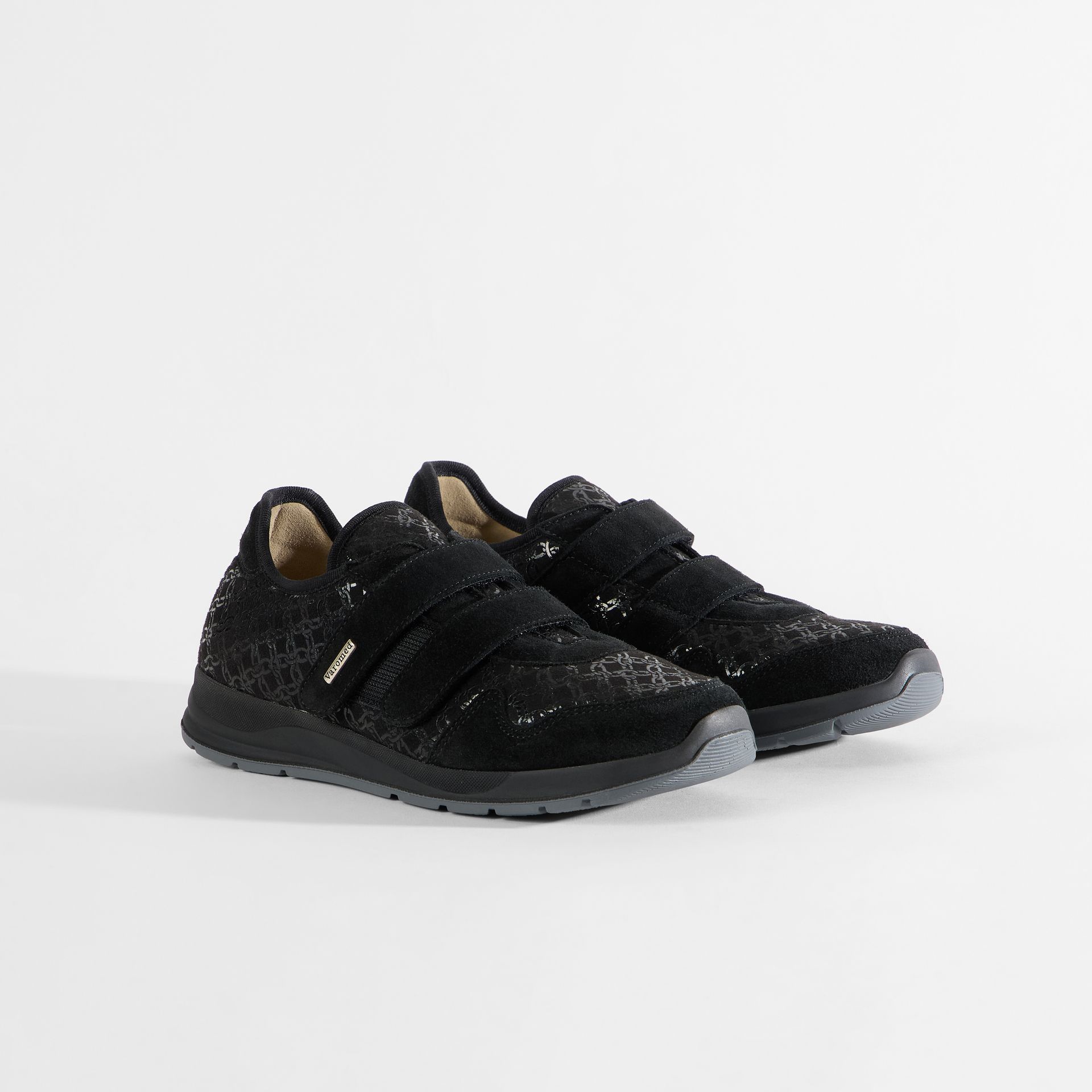 Schwarze Damensneaker mit Klettverschluss und geprägtem Muster. Paar frontal gezeigt.