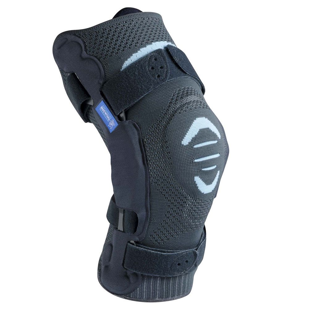 Schwarze Kniebandage mit blauen Akzenten, Klettverschlüssen und seitlichen Stützen.
