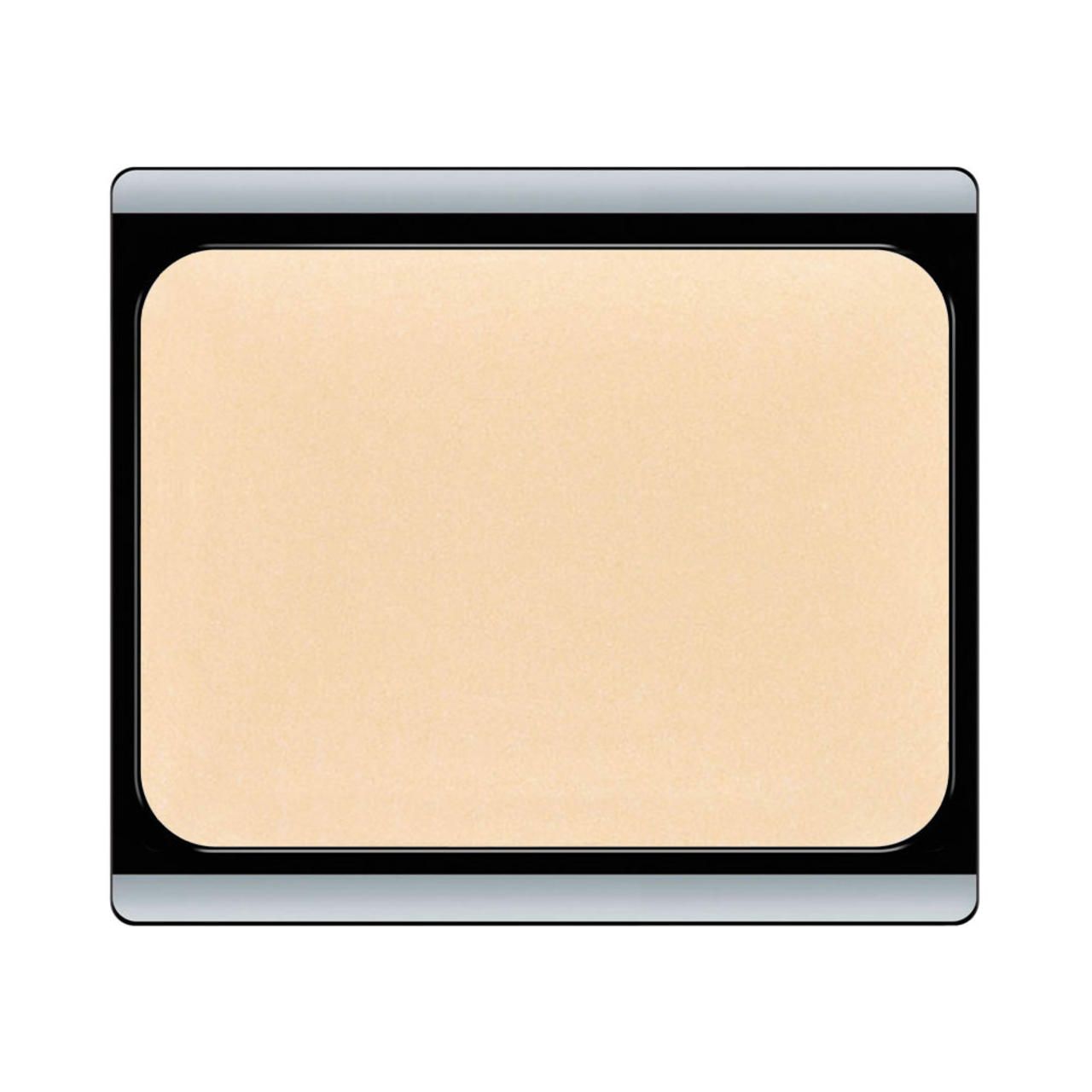 Artdeco Camouflage Cream in der Farbe Summer Apricot. Die Creme befindet sich in einer rechteckigen, silberfarbenen Kompaktverpackung mit abgerundeten Ecken. Die Creme selbst hat eine helle, beige Farbe.