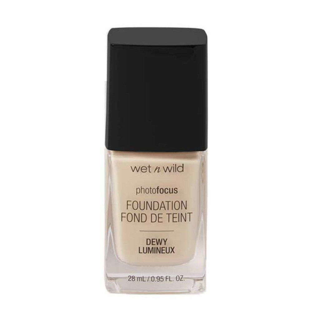 Flüssige Foundation in Glasflasche mit schwarzem Deckel. Aufschrift: Wet n Wild Photo Focus Foundation Dewy. Farbe: Soft Ivory.