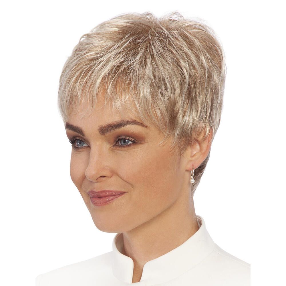 Kurzhaarperücke in Blondtönen. Seitenansicht einer Frau mit Perücke und Ohrring.
