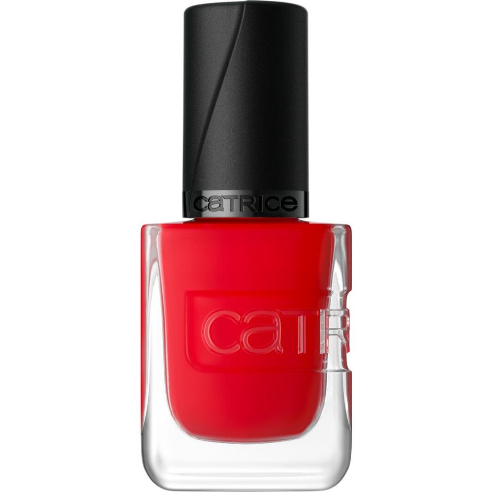 Roter Nagellack in einem transparenten Flakon mit schwarzem Deckel. Marke 'CATRICE' auf Flakon und Deckel.