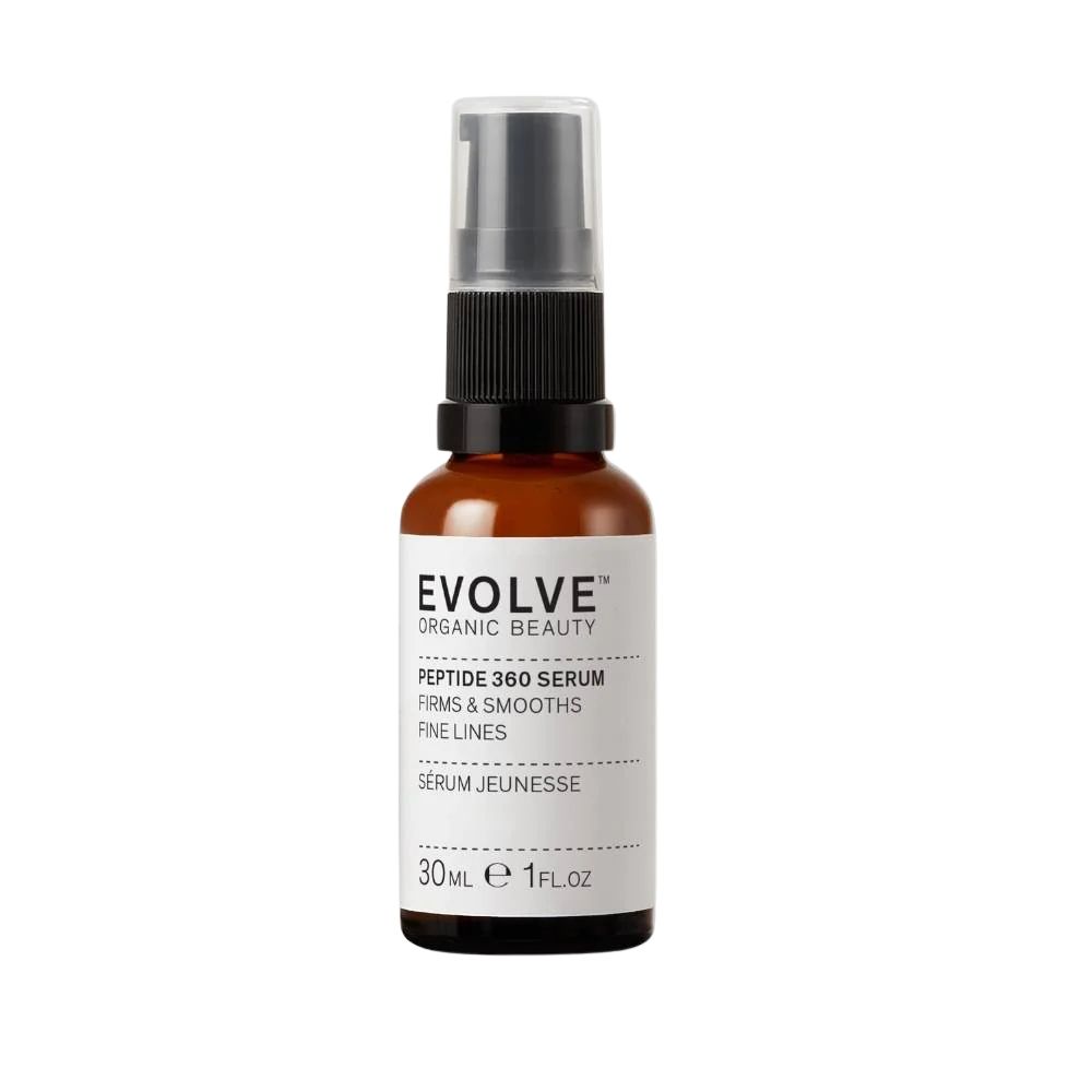 Braune Glasflasche mit schwarzem Sprühkopf. Aufschrift: Evolve Organic Beauty Peptide 360 Serum. Für feine Linien.