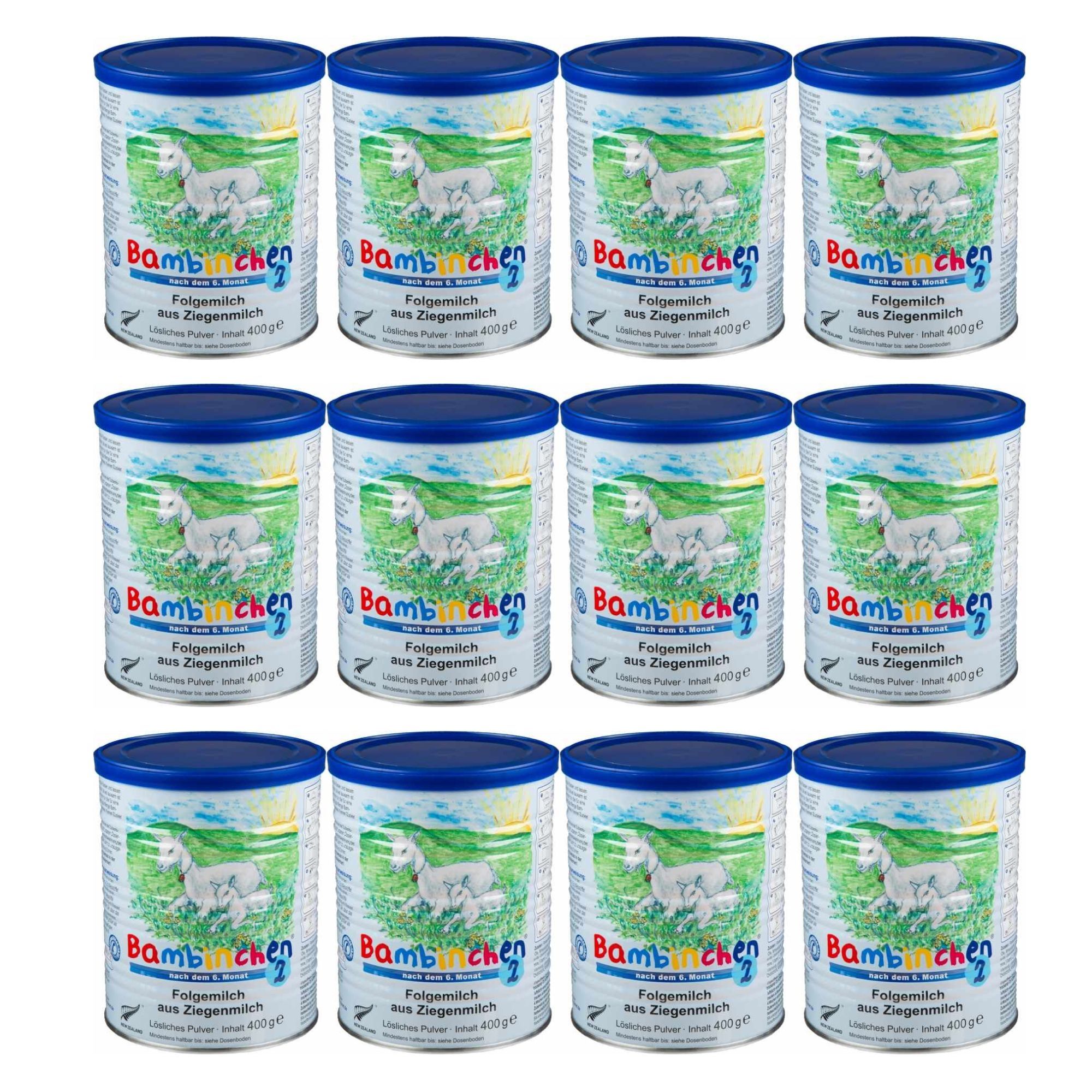 Zwölf Dosen Bambinchen 2 Folgemilch. Blaue Dosen mit Etikett. Aufdruck: Ziege, Produktname, 400g. Anordnung: 3 Reihen, je 4 Dosen.