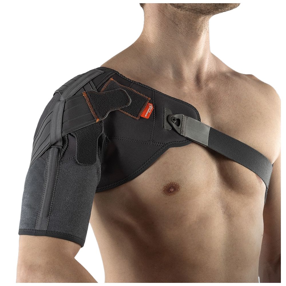 Schulterbandage aus schwarzem Neopren mit orangefarbenen Akzenten, Klettverschlüssen und verstellbarem Brustgurt.