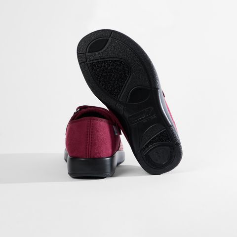 Rote Damenschuhe mit Klettverschluss und gemustertem Obermaterial.