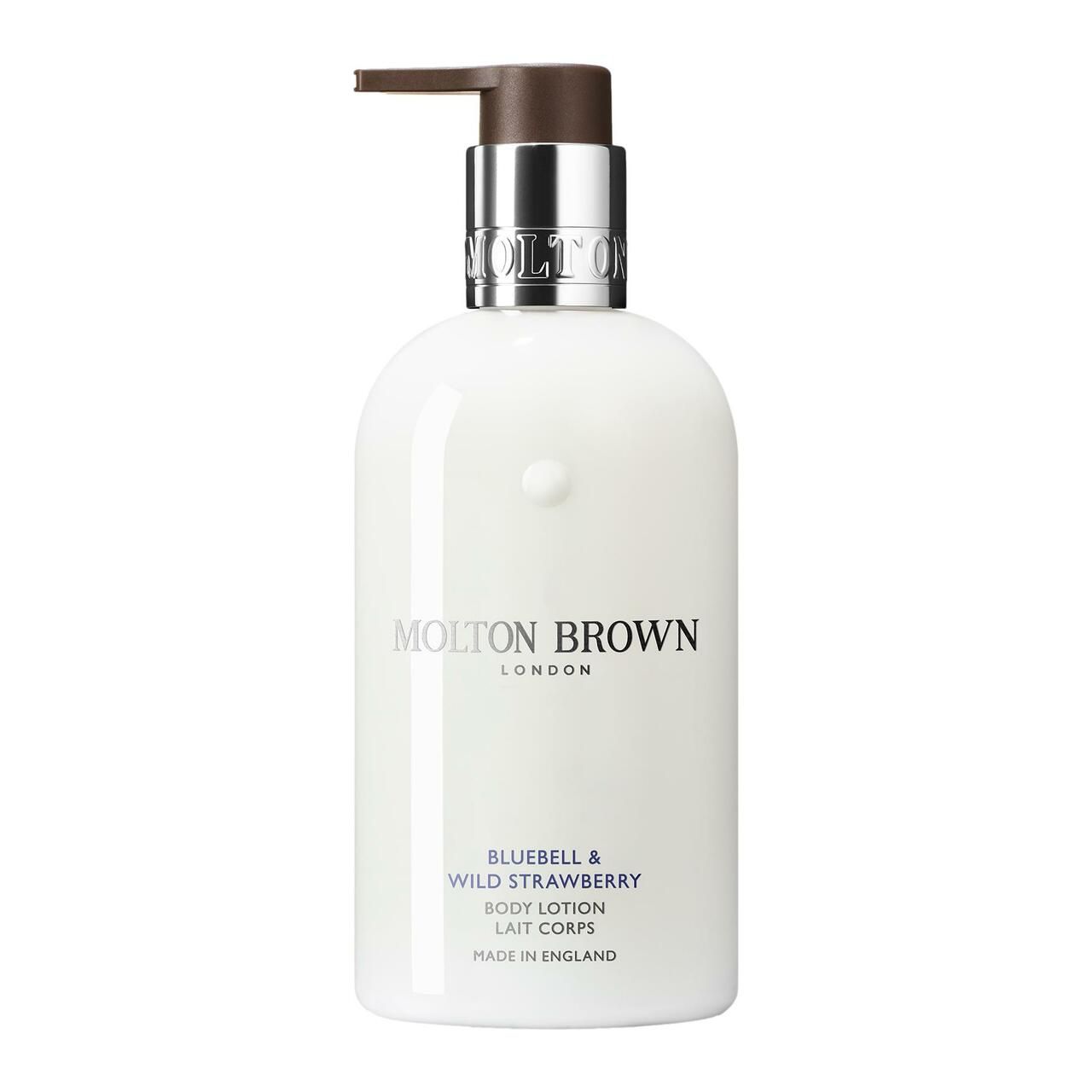 Weiße Körperlotion-Flasche mit Pumpe. Aufschrift: Molton Brown, Bluebell & Wild Strawberry, Body Lotion, Made in England.