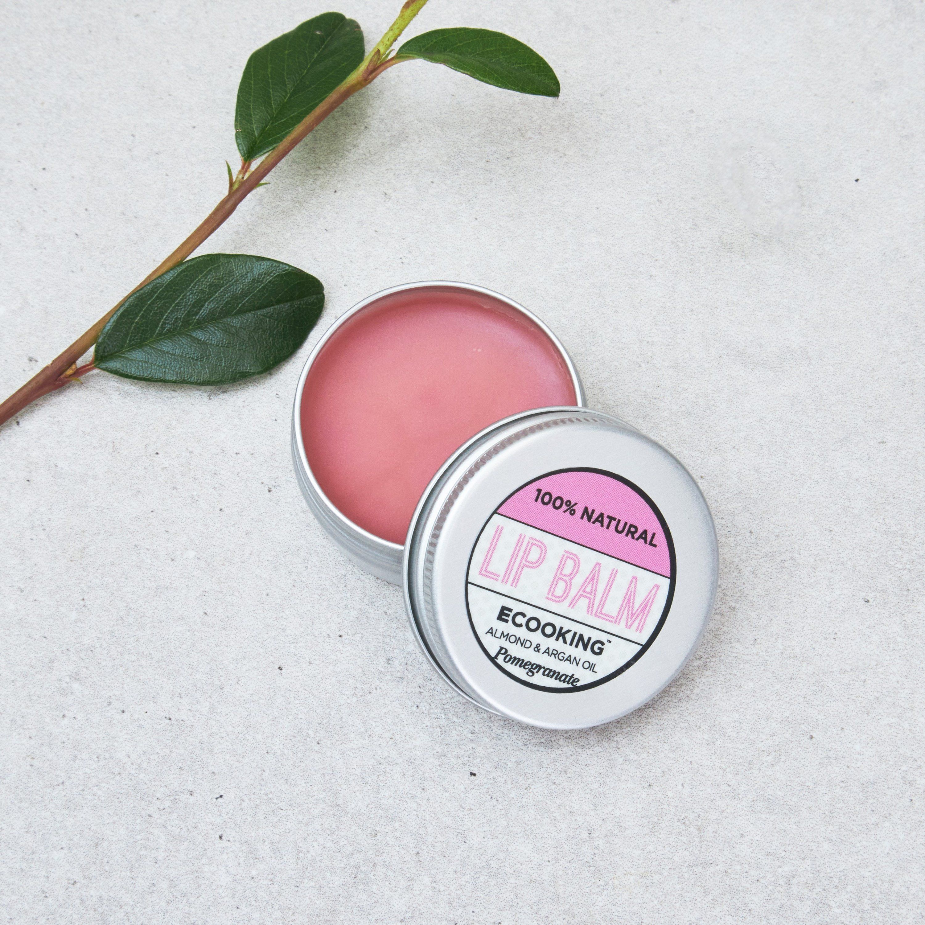 Offener, silberfarbener Tiegel mit rosa Lippenbalsam. Daneben der Deckel. Aufschrift: "LIP BALM" und "ECOOKING".