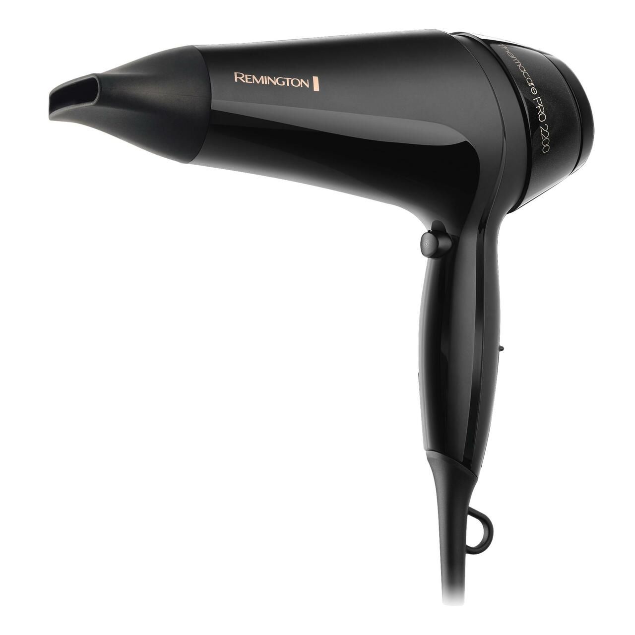 Schwarzer Haartrockner mit Remington-Logo. Frontale Ansicht. Griff, Düse und Bedienknöpfe sichtbar.