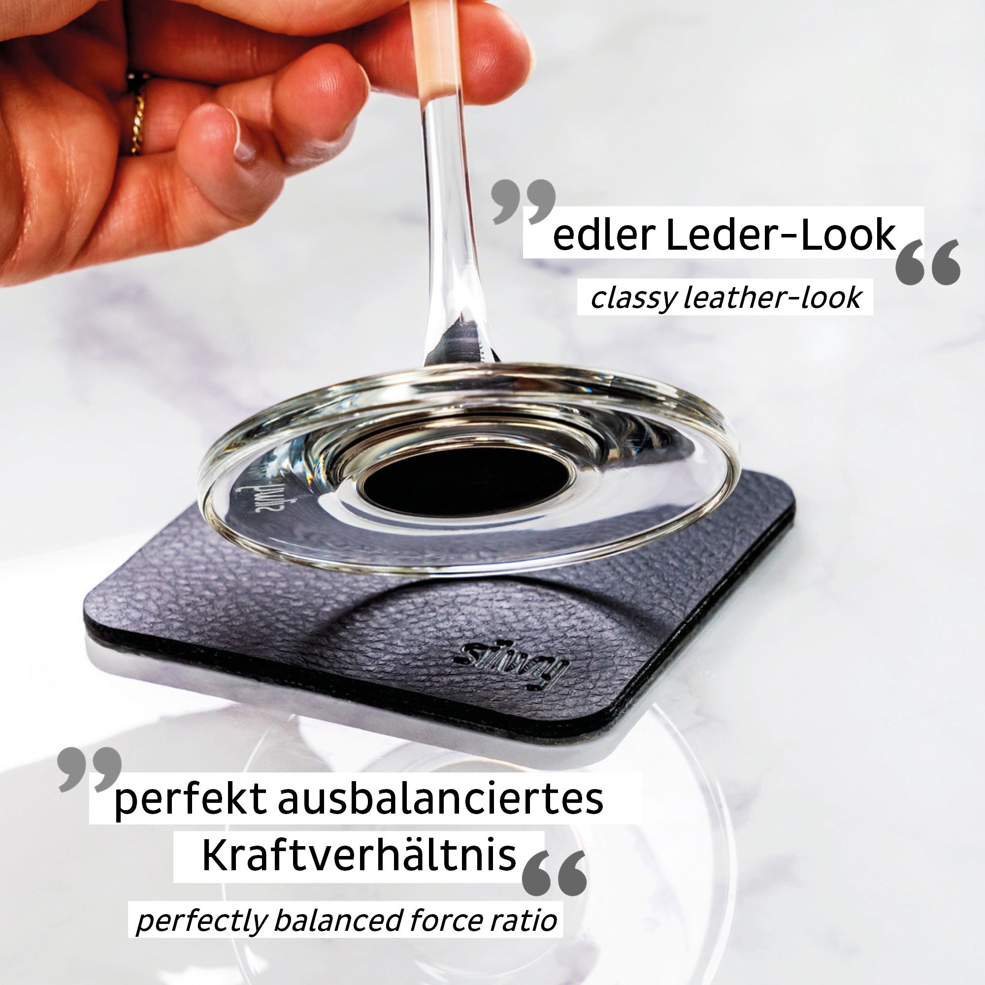 Nahaufnahme eines Weinglases auf einem Untersetzer. Text: "edler Leder-Look" und "perfekt ausbalanciertes Kraftverhältnis".