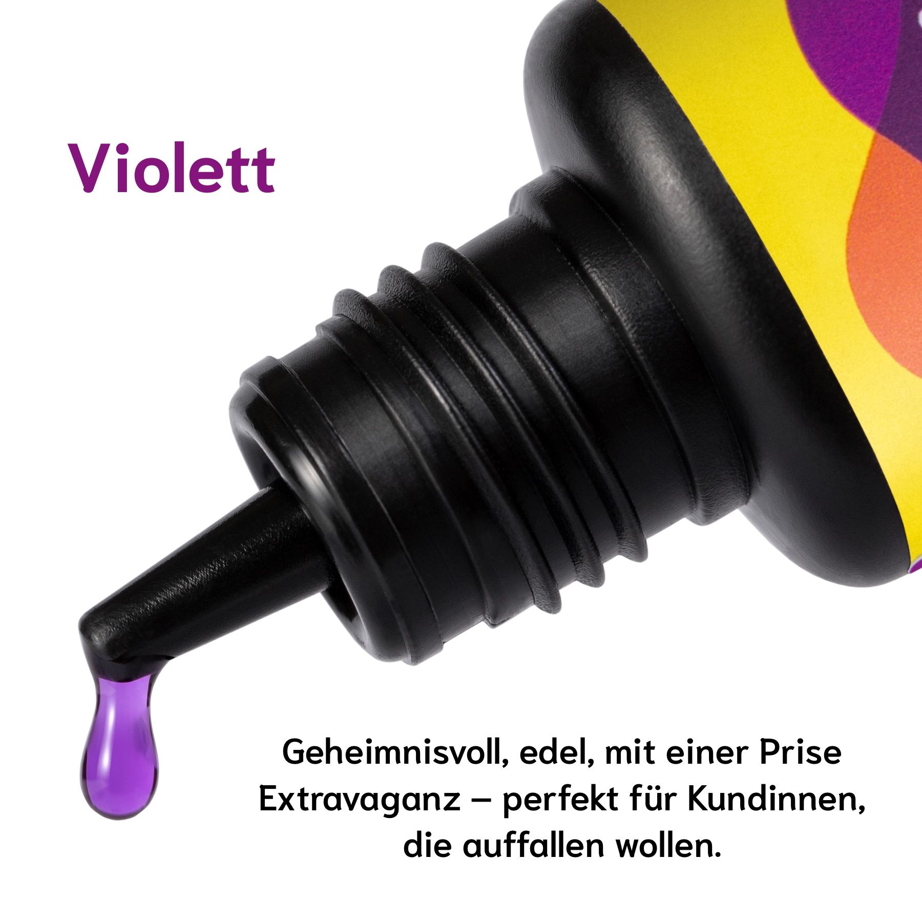Violette Flüssigkeit tropft aus einer schwarzen Flasche. Text: Geheimnisvoll, edel, mit einer Prise Extravaganz.