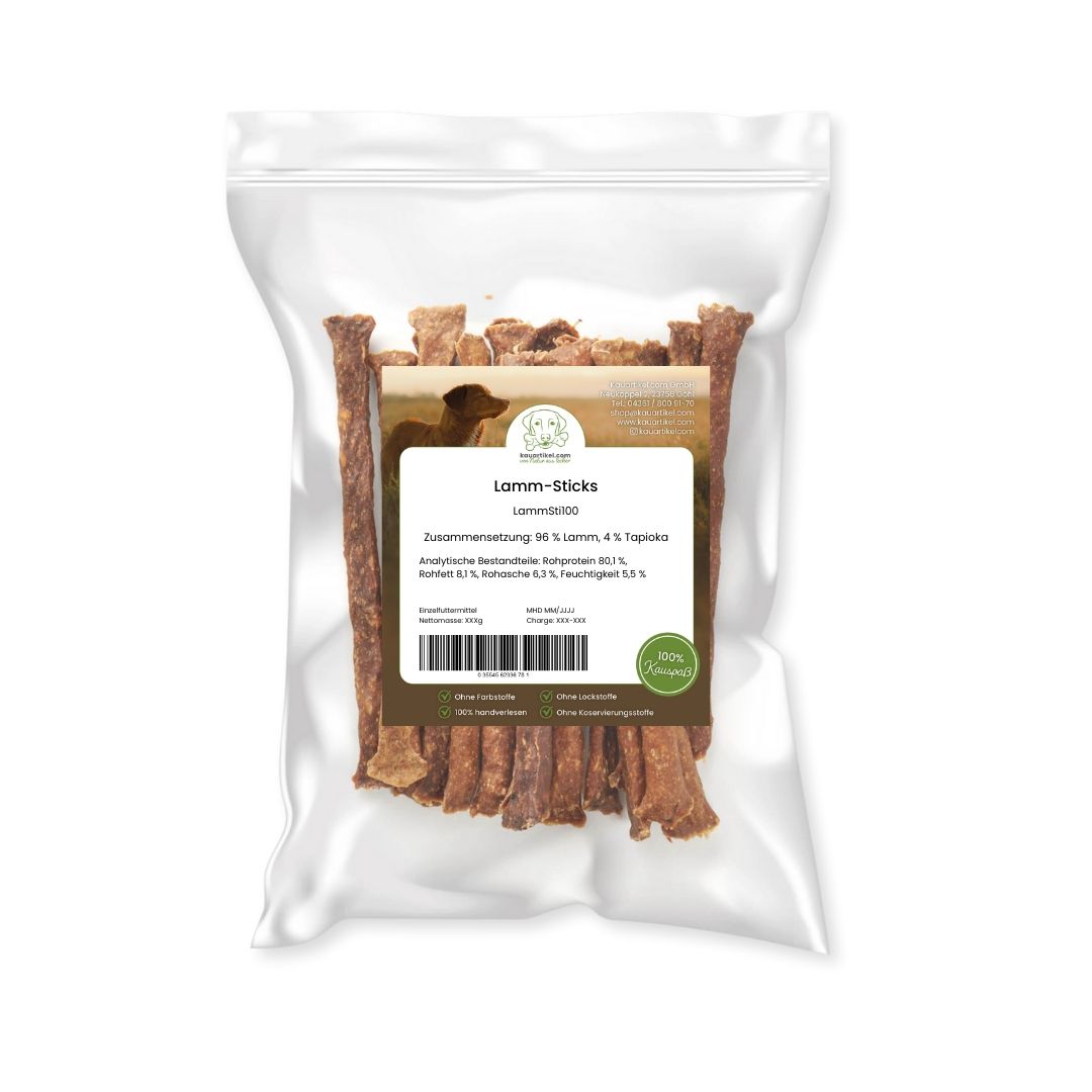 Eine Tüte mit Lamm-Sticks für Hunde.