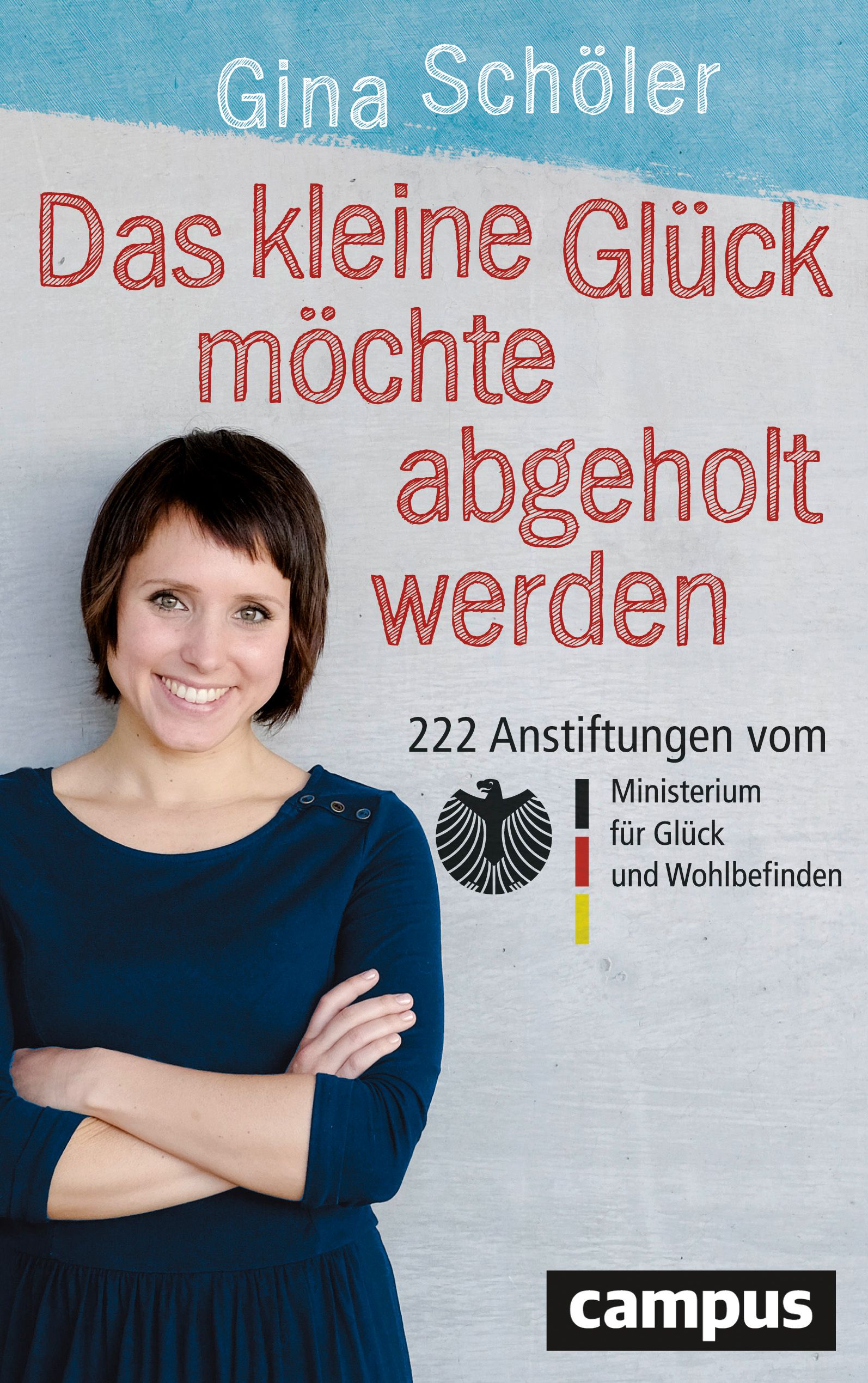 Buchcover mit Titel "Das kleine Glück möchte abgeholt werden" von Gina Schöler. Frau mit verschränkten Armen vor grauem Hintergrund.