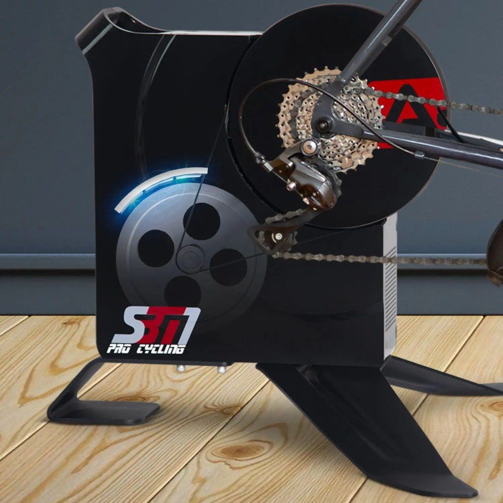Fahrrad-Rollentrainer SBT1 mit Kettenschaltung und Schwungrad. Nahaufnahme.