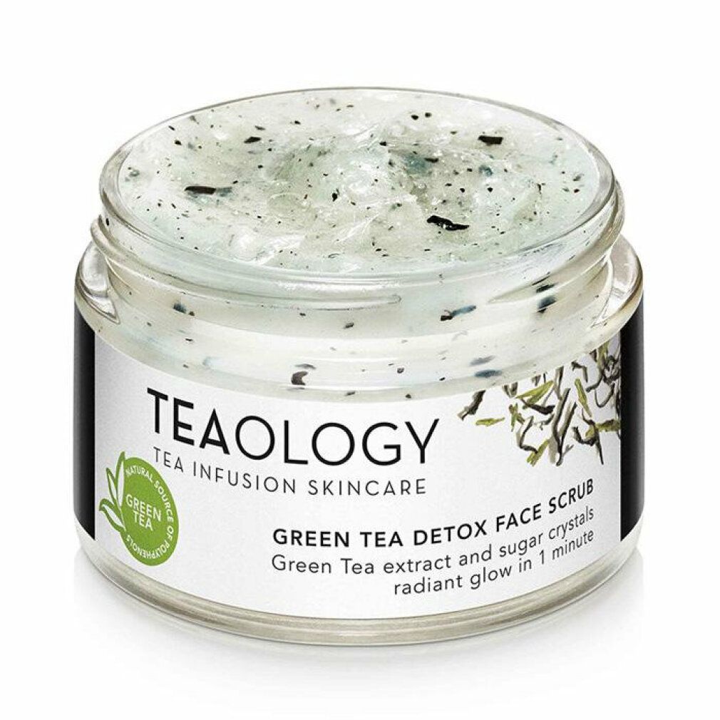 Tealoge Green Tea Detox Face Scrub in einem Glasbehälter mit grünem Tee-Extrakt und Zuckerkristallen.