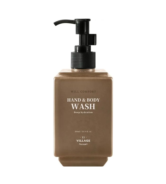 Braune Flasche mit schwarzem Pumpkopf. Aufschrift: WILL COMFORT HAND & BODY WASH. Marke: VILLAGE 11 FACTORY.
