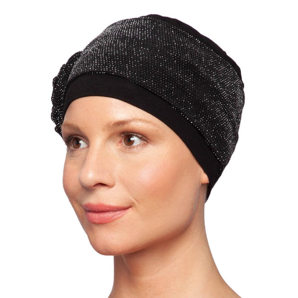 Schwarzer Turban mit glitzerndem Stoffteil und Blüte. Auf einer Frau getragen, Seitenansicht.