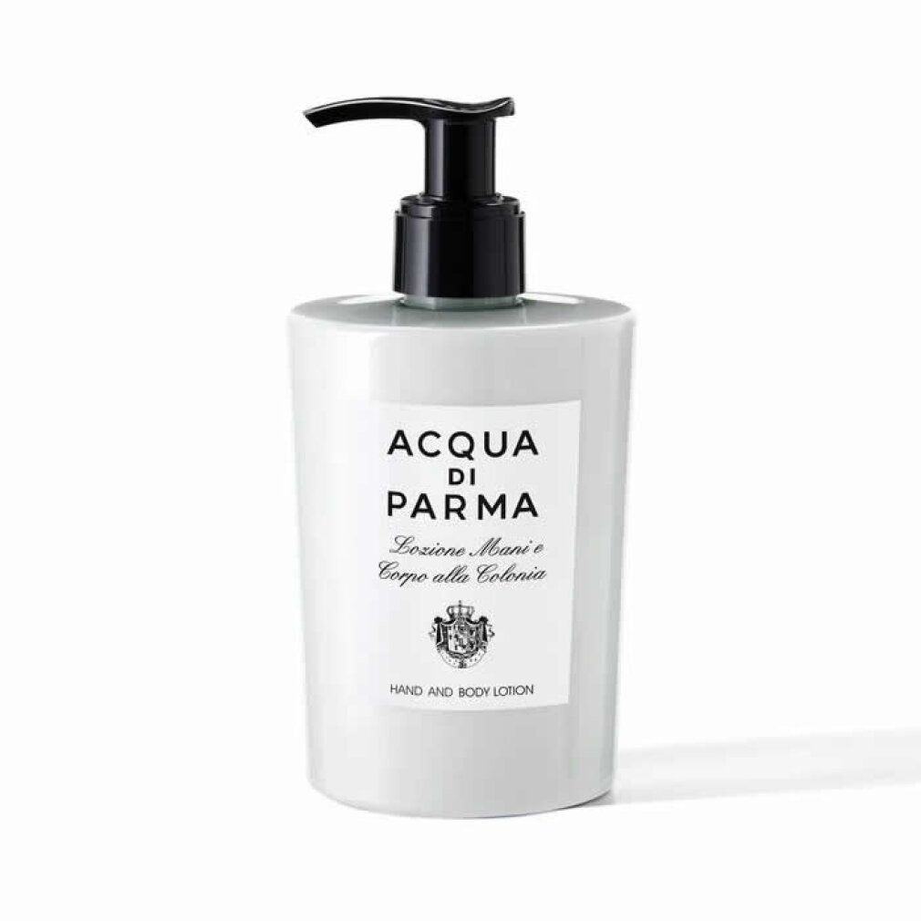 Weißer Spender mit schwarzem Pumpkopf. Aufkleber mit Logo und Text: Acqua Di Parma, Lozione Mani e Corpo alla Colonia, Hand and Body Lotion.