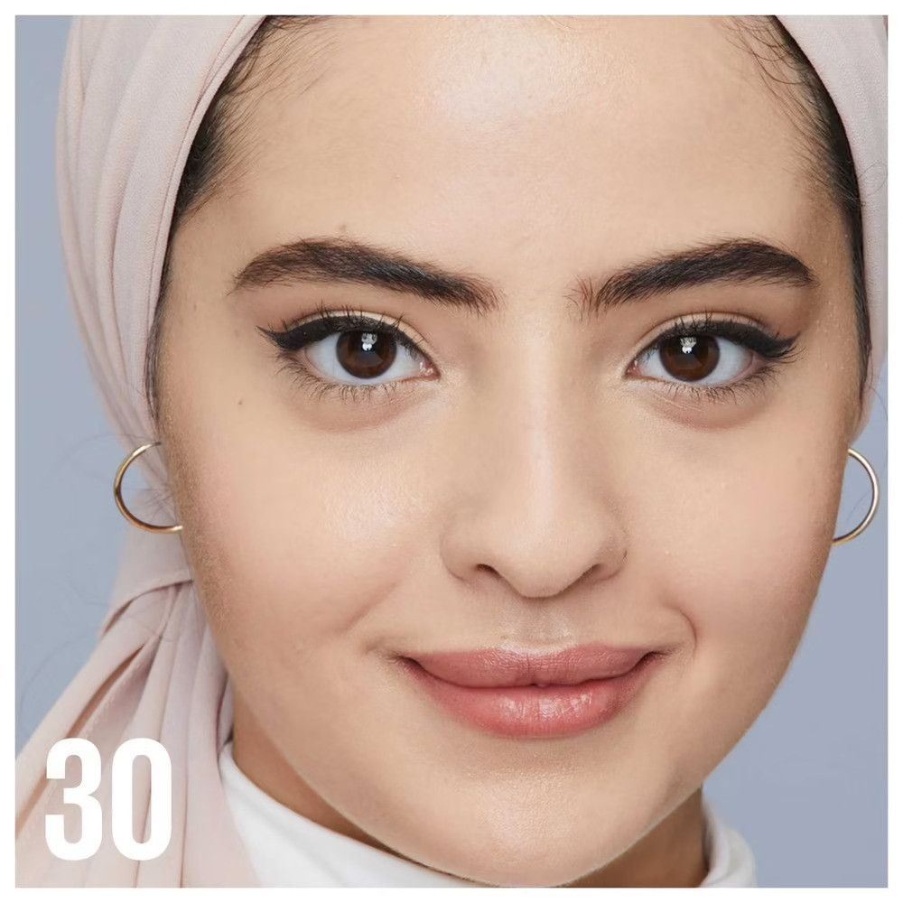 Gesicht einer Frau mit Make-up. Sie trägt einen Hijab und goldene Ohrringe. Auf dem Bild ist die Zahl 30 zu sehen.