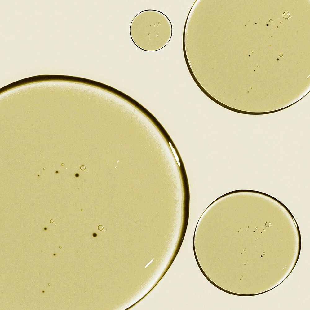 Nahaufnahme von vier Kreisen Öl. Hellgelbe Farbe. Oberflächenansicht.