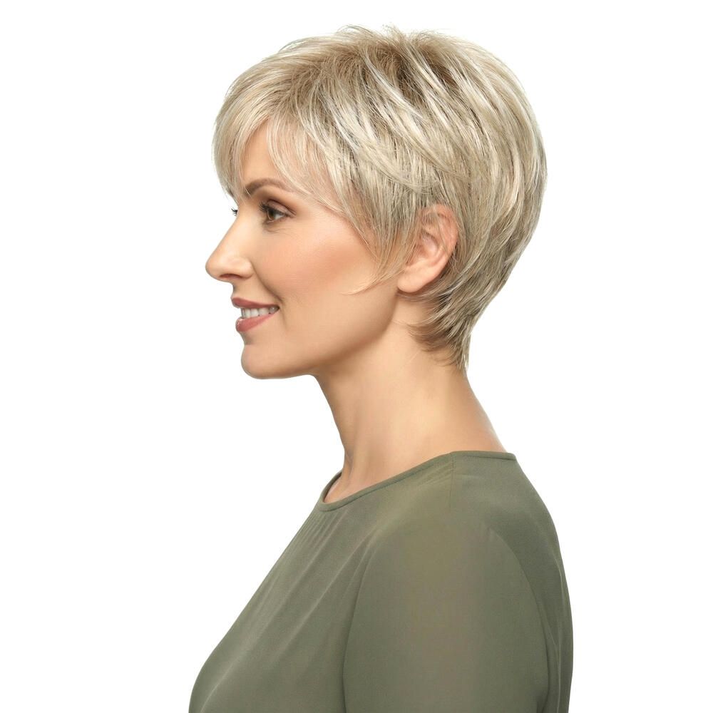 Kurzhaarperücke mit blonden Strähnen. Die Frau trägt ein grünes Oberteil. Seitenansicht.