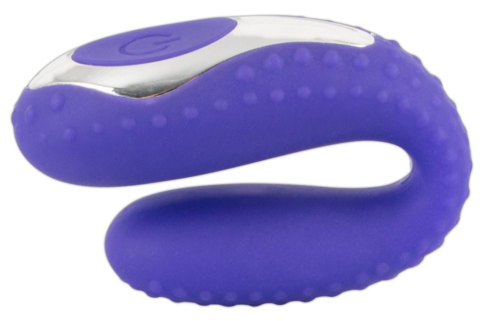 Lila Vibrator mit geriffelter Oberfläche. Silberfarbener Knopf mit Symbol. U-Form.