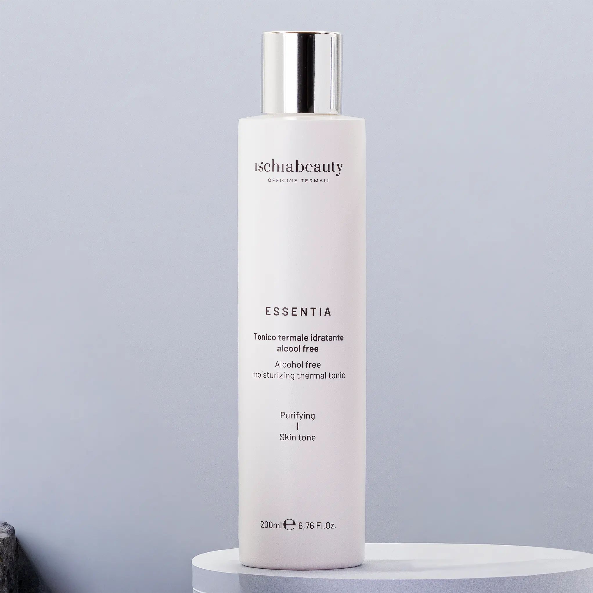 Weiße Flasche mit silbernem Deckel. Aufschrift: ischiabeauty, Essentia, Tonico termale idratante alcool free. 200ml.