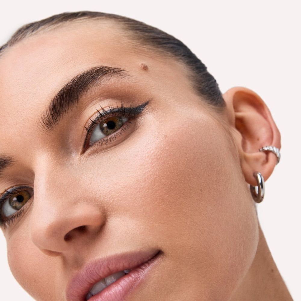 Nahaufnahme eines Gesichts mit geschminkten Augen. Schwarzer Lidstrich. Hautton hell.