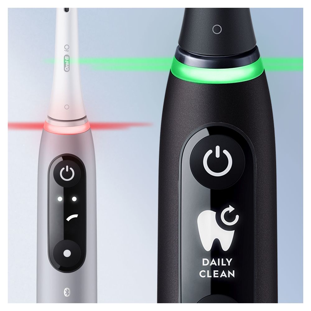 Zwei elektrische Zahnbürsten, eine silberne und eine schwarze, mit beleuchteten Anzeigen. Die schwarze zeigt den Modus "Daily Clean".