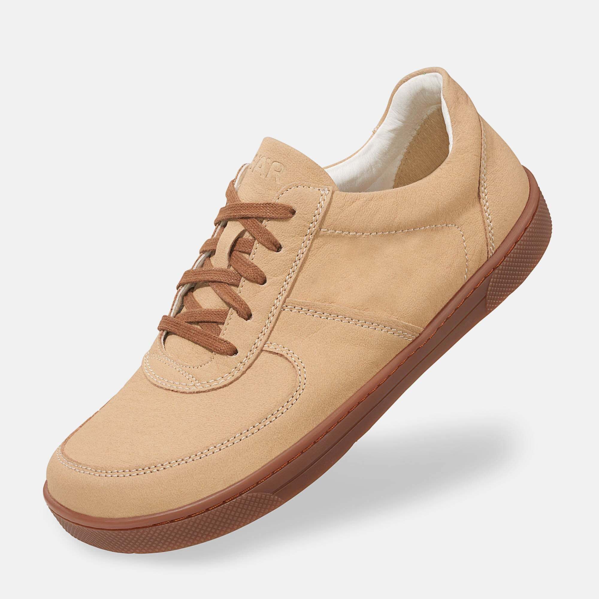 Beige Schnürschuh. Braune Schnürsenkel und Sohle. Hellbraunes Obermaterial. Weite Form.