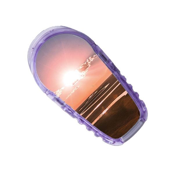 Ein Aufkleber mit einem Strandmotiv und Sonnenuntergang. Ovale Form mit lila Rahmen.