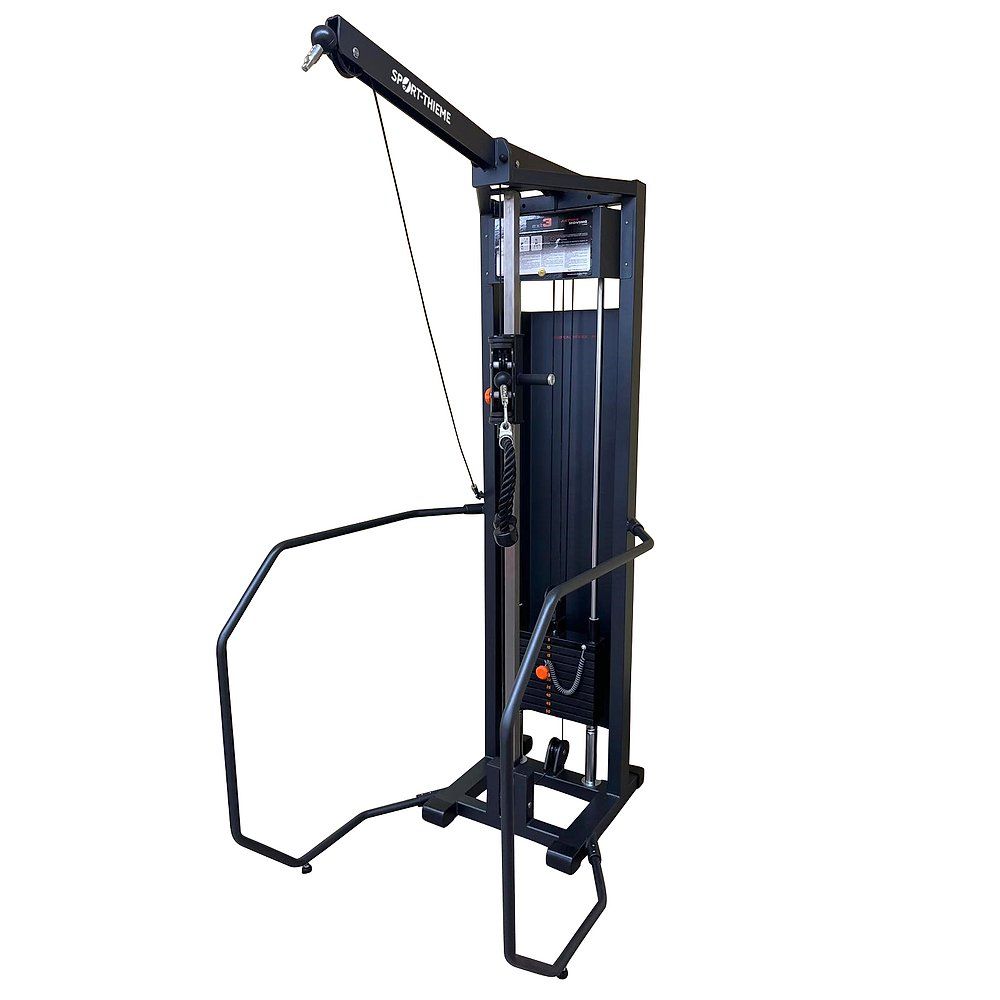 Schwarzes Seilzuggerät. Metallrahmen mit Griffen und Seilzug.  "SPORT-THIEME" Schriftzug oben.