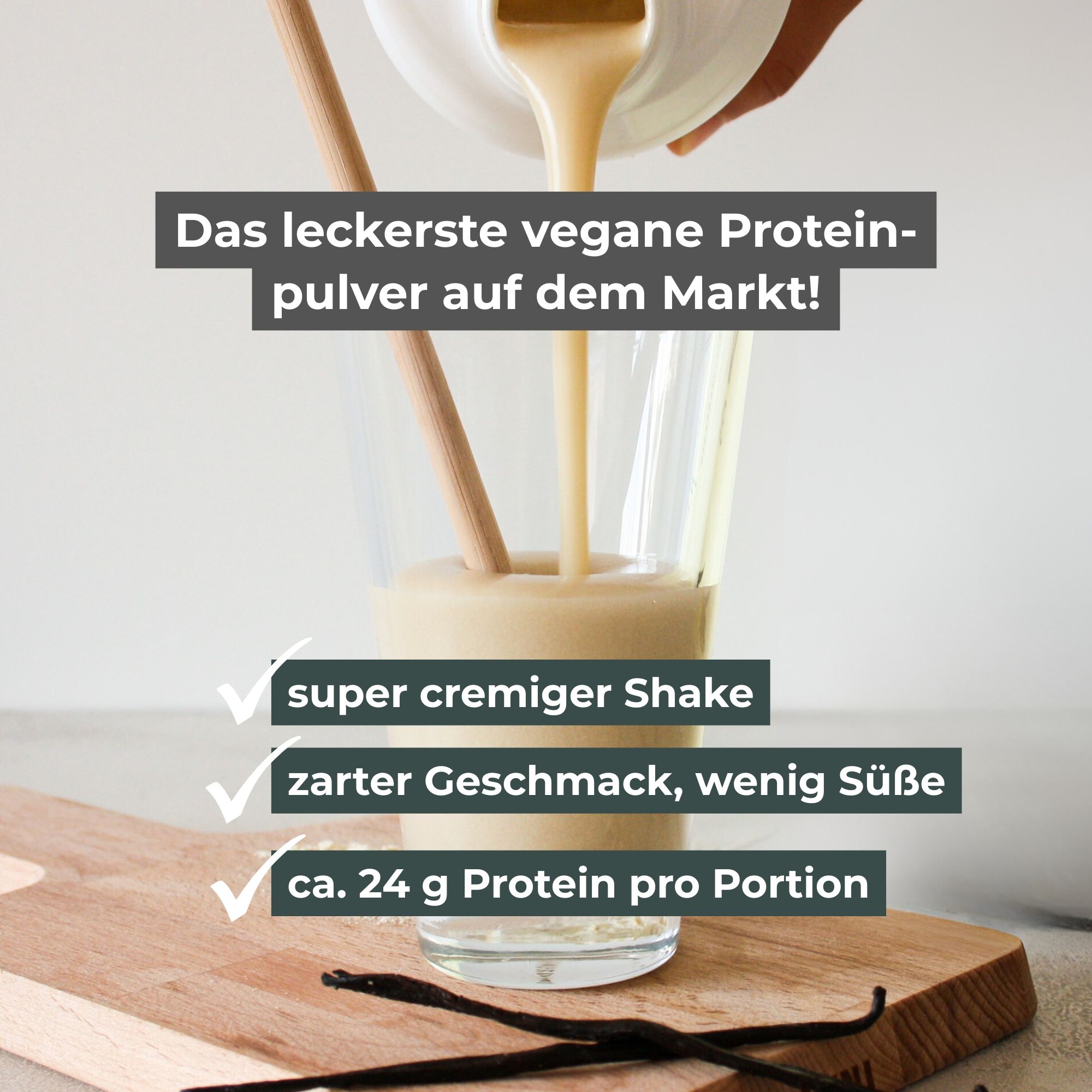 Ein Glas wird mit cremigen, veganen Protein-Shake gefüllt. Auf einem Holzbrett liegen Vanilleschoten.