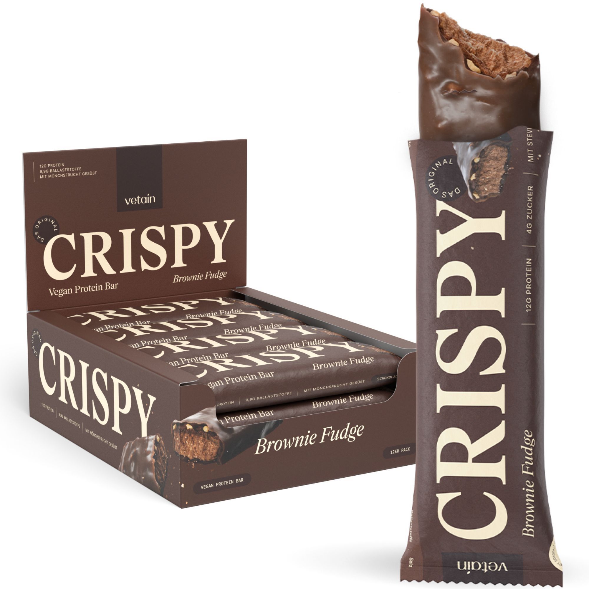 Proteinriegel-Box und einzelner Riegel. Aufschrift: CRISPY Vegan Protein Bar, Brownie Fudge. Einzelner Riegel teilweise angebissen.