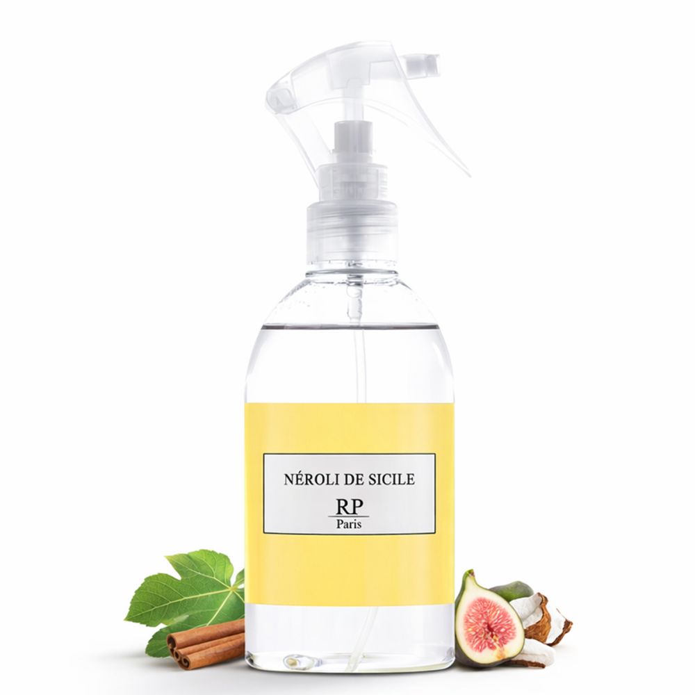 Transparente Sprühflasche mit gelber Flüssigkeit und weißem Etikett. Aufschrift: NÉROLI DE SICILE, RP Paris. Mit Feige, Zimt und Kokosnuss.