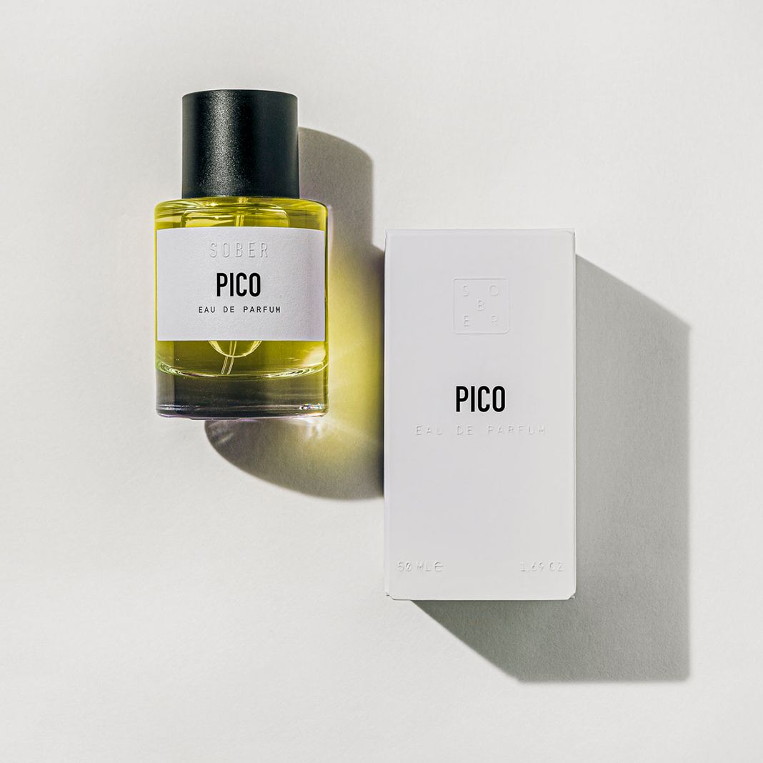SOBER BERLIN PICO Eau de Parfum, Flakon und Verpackung. Weißes Etikett mit Produktnamen. Schwarzer Verschluss.