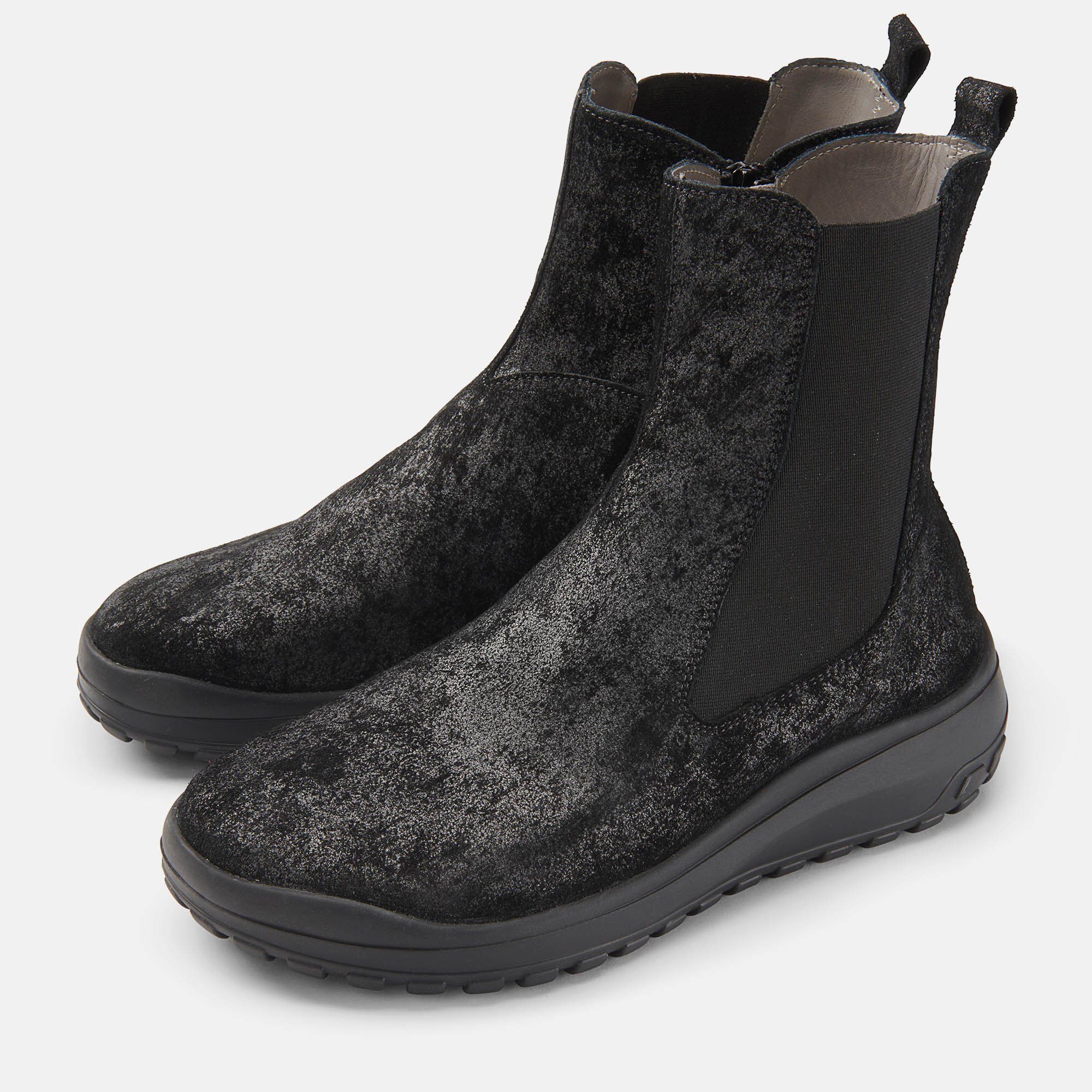 Schwarze Stiefelette, seitlicher Gummizug, Reißverschluss, robuste Sohle. Glänzendes Obermaterial. Perspektivische Ansicht.