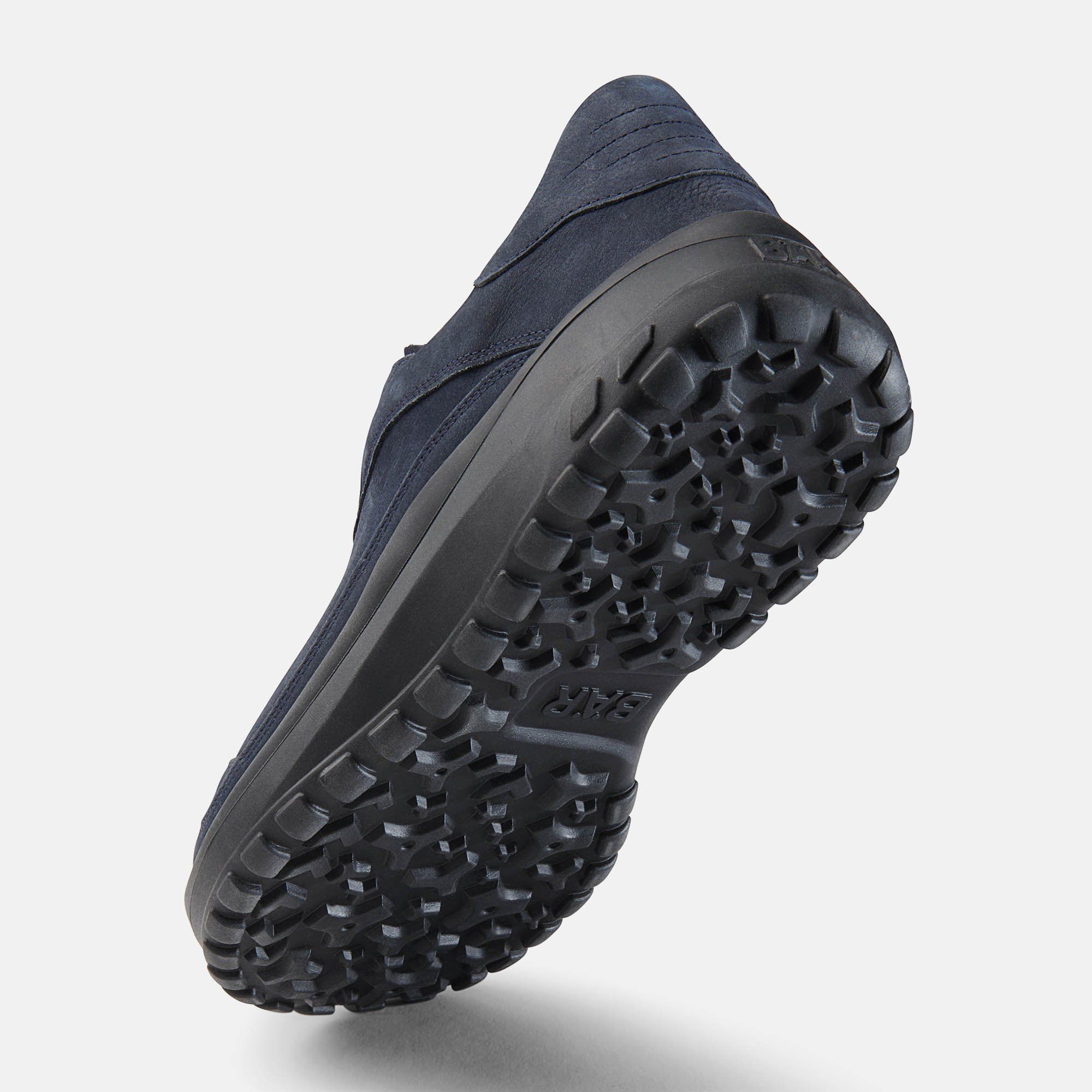 Blaue Schnürschuh-Sohle. Schwarze, profilierte Sohle. Wildleder-Obermaterial. Perspektivische Ansicht.
