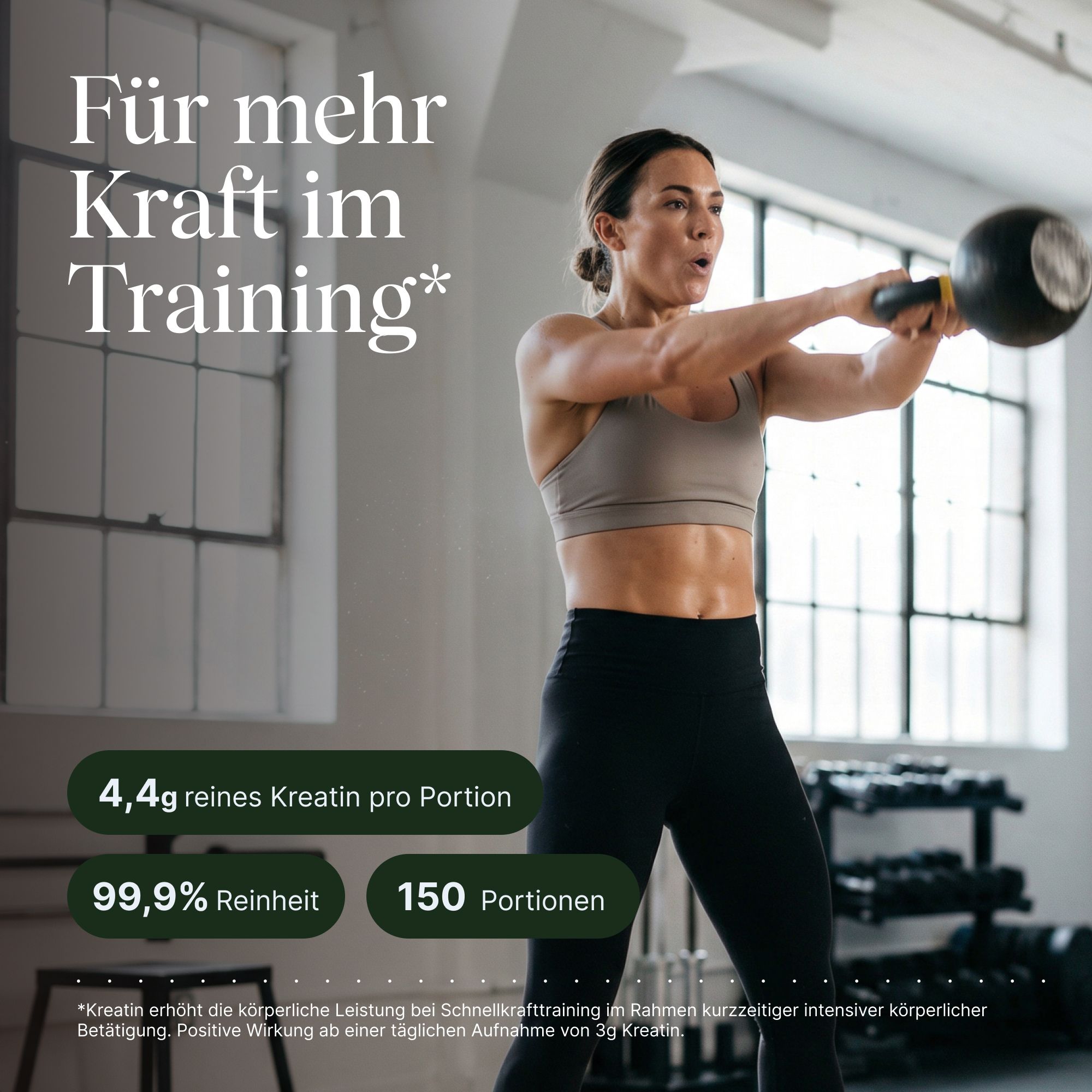 Frau hebt Kettlebell beim Training, mit Text zu Kreatin Monohydrat.