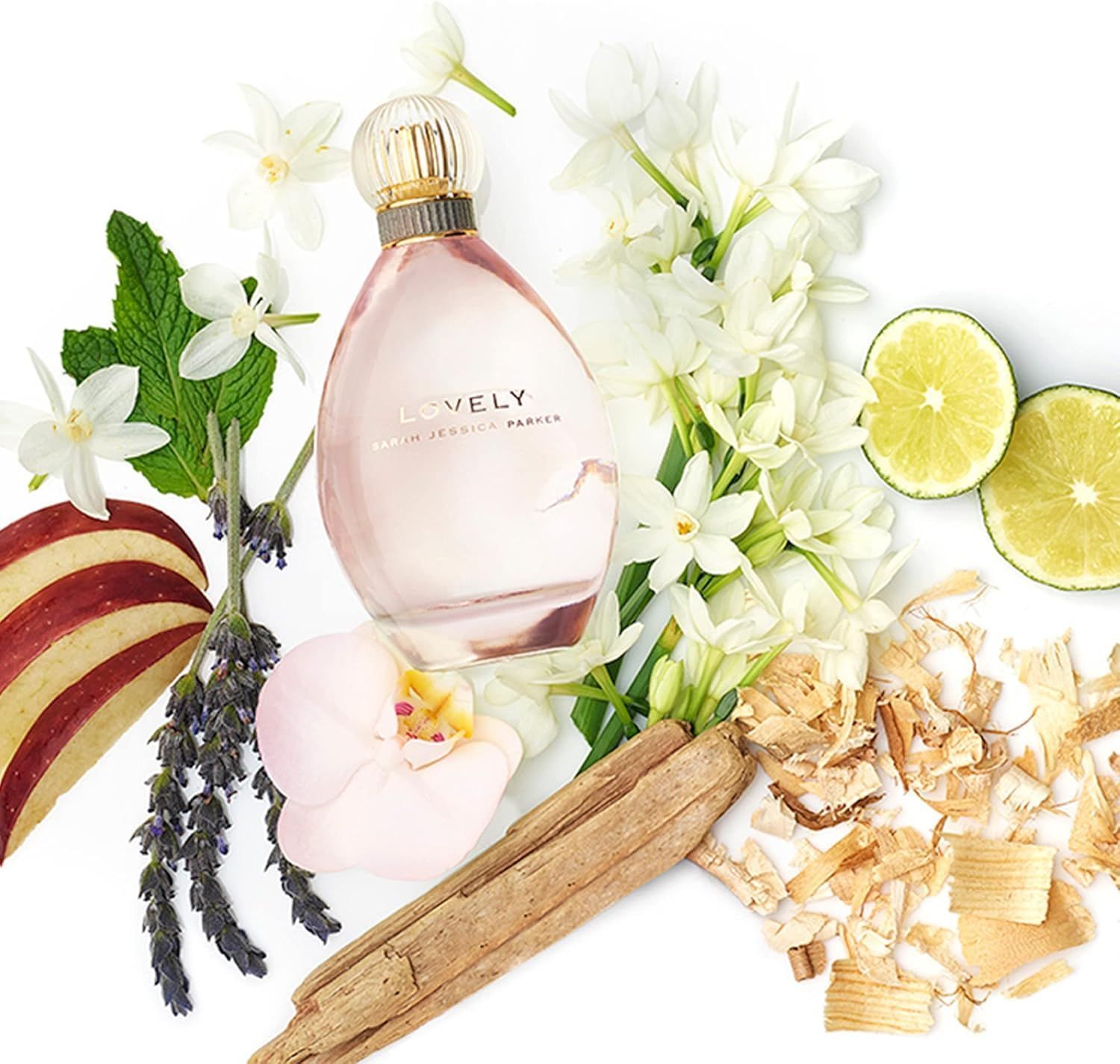 Parfümflasche, umgeben von Blumen und Holz. Rosa Flasche mit goldfarbenem Verschluss. Weiße Blüten.