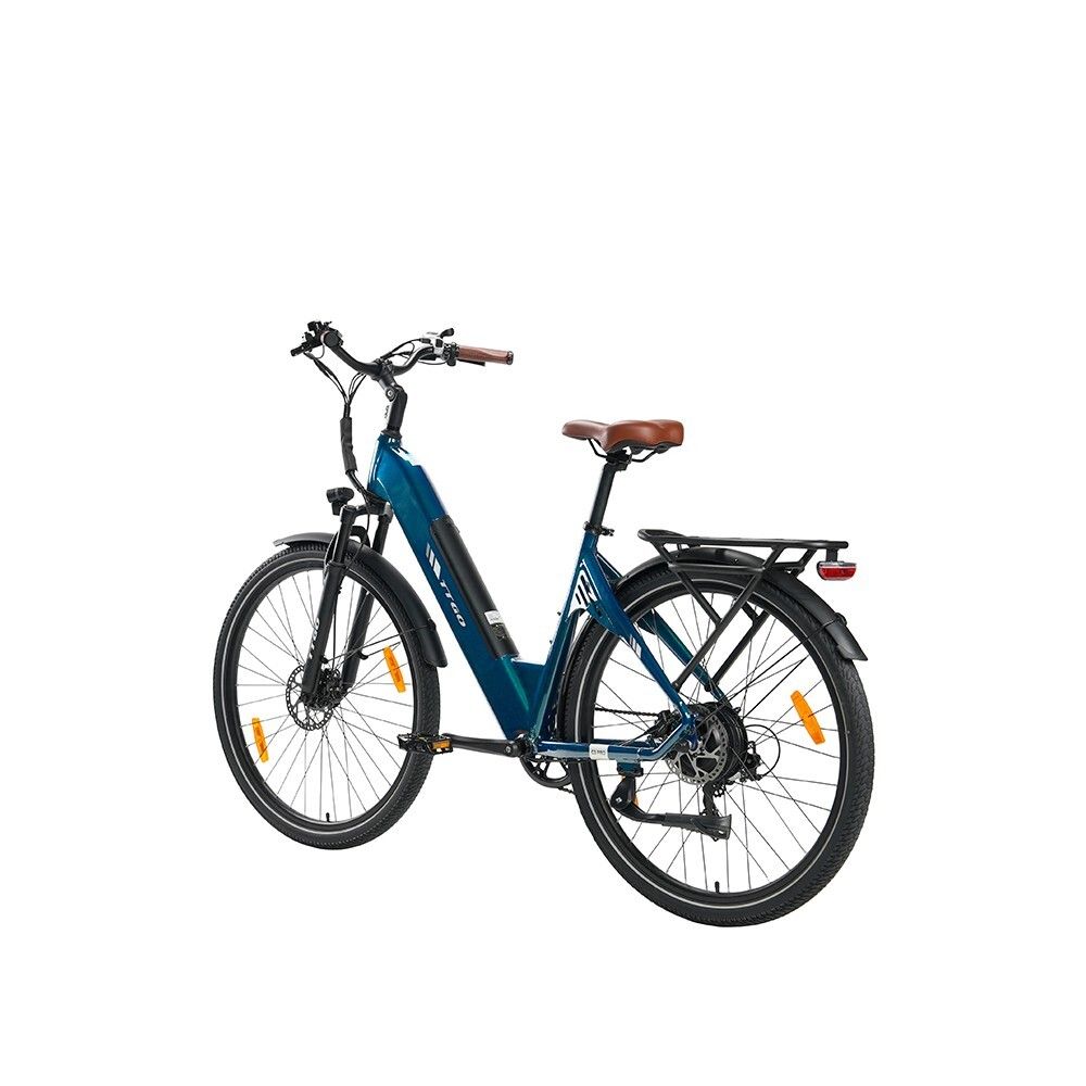 Blaues Elektrofahrrad mit braunem Sattel und Lenker. Schwarze Schutzbleche und Gepäckträger. Gelbe Reflektoren an den Rädern.