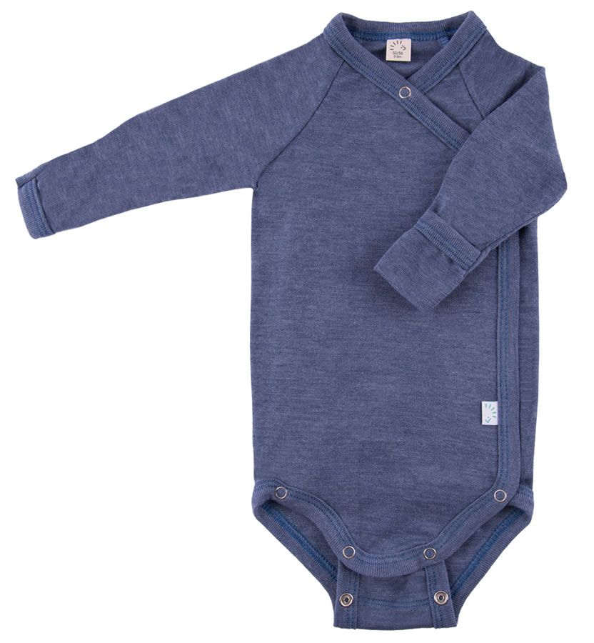 Blauer Wickelbody mit langen Ärmeln. Überlappende Vorderseite mit Druckknöpfen. Kleines Etikett mit Logo.