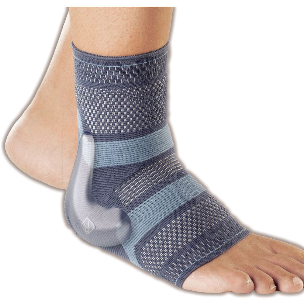 Knöchelbandage Orthoservice Malleolastik 37. Grau-blaue Bandage mit Verstärkung und Polsterung. Am Knöchel einer Person getragen.