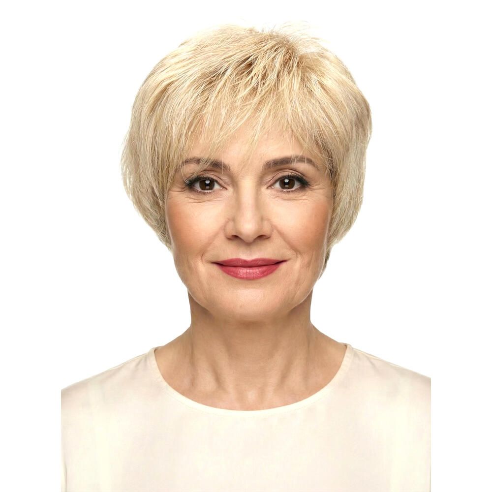 Frau mit blondem, kurzem Haar. Sie trägt ein cremefarbenes Oberteil. Blick in die Kamera.