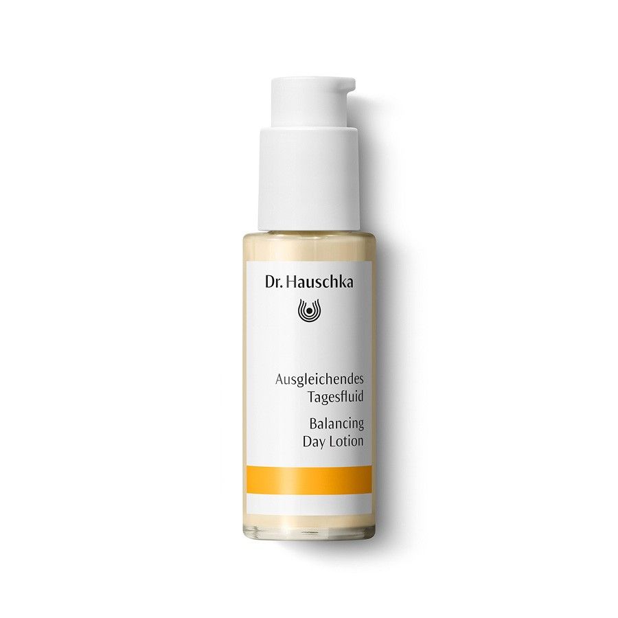 Beige Flasche mit weißem Pumpkopf. Aufschrift: Dr. Hauschka, Ausgleichendes Tagesfluid, Balancing Day Lotion.