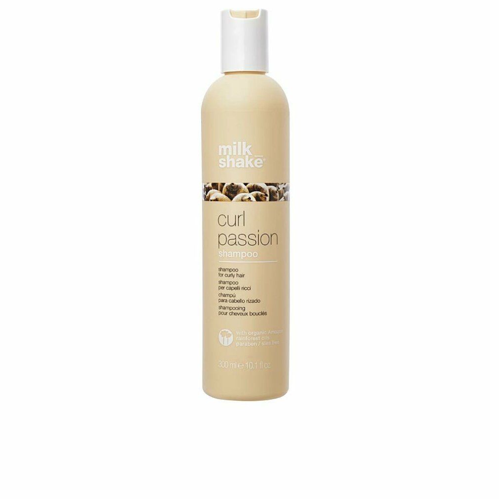 Beigefarbene Shampoo-Flasche mit weißem Deckel. Aufschrift: milk_shake, curl passion shampoo. Für lockiges Haar.