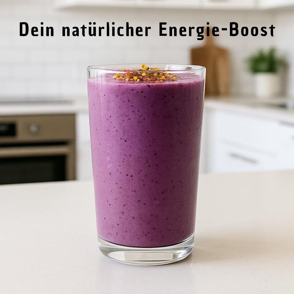 Glas lila Smoothie mit Blütenpollen. Text: Dein natürlicher Energie-Boost.